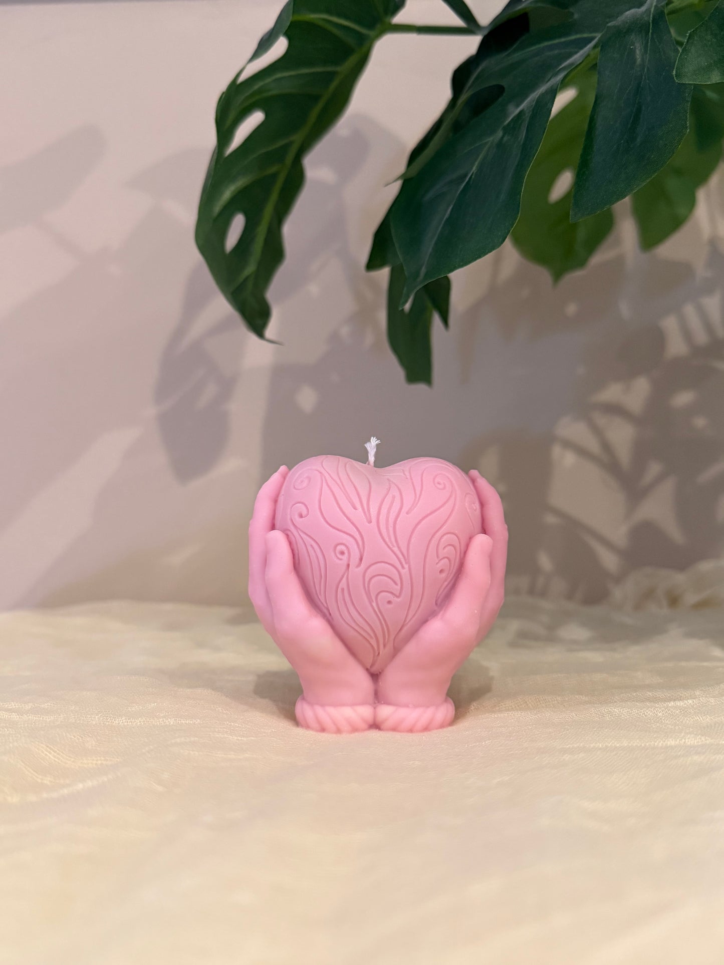 Handgemachte Kerzen „Protected Love Collection" – Symbolische Sojawachs-Kerzen mit schützenden Händen