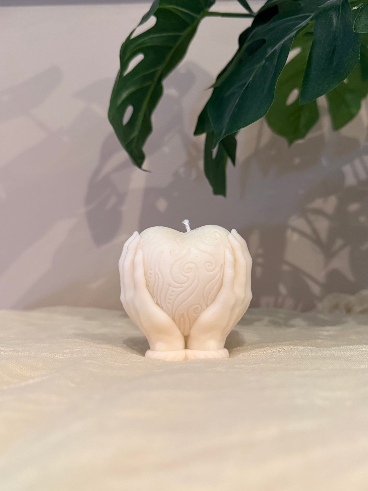 Handgemachte Kerzen „Protected Love Collection" – Symbolische Sojawachs-Kerzen mit schützenden Händen