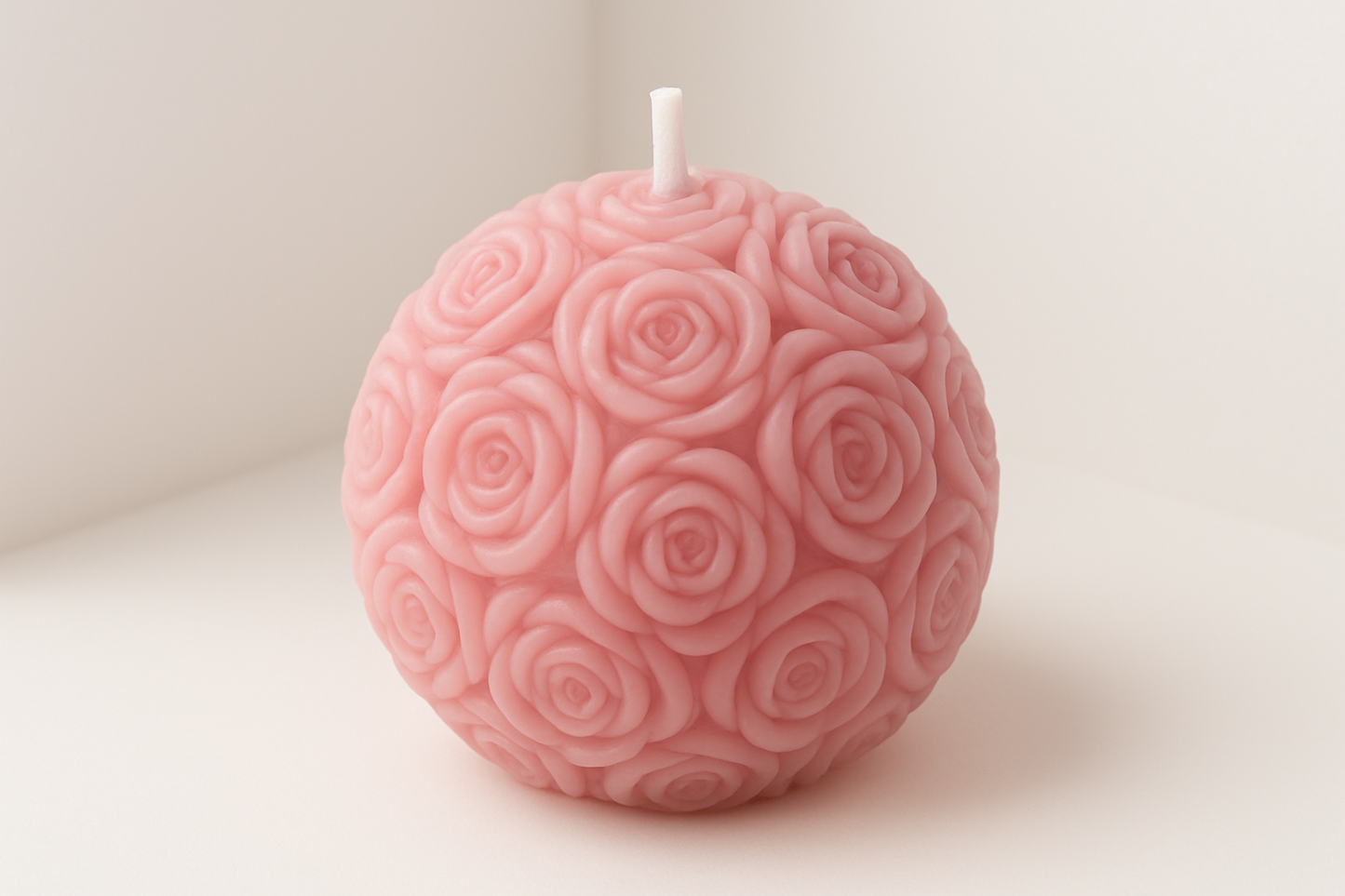 Handgemachte Rosen-Kerzen „Monochrom Collection" – Kunstvolle Sojawachs-Kerzen mit 3D-Rosenrelief in Unifarben