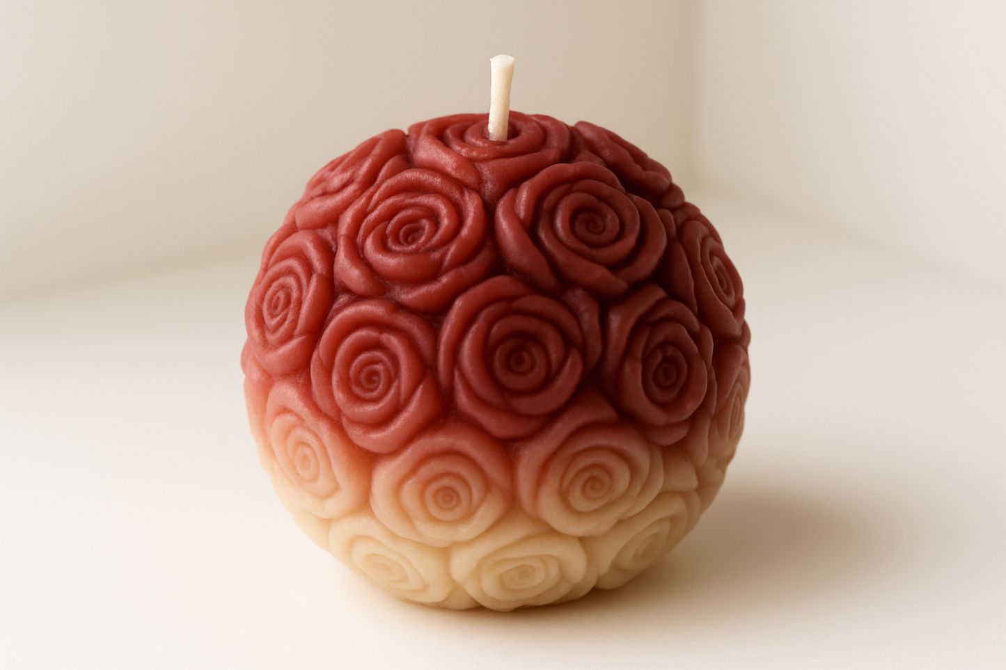 Handgemachte Rosen-Kerzen „Ombré Collection" – Kunstvolle Sojawachs-Kerzen mit 3D-Rosenrelief