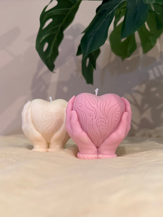 Handgemachte Kerzen „Protected Love Collection" – Symbolische Sojawachs-Kerzen mit schützenden Händen