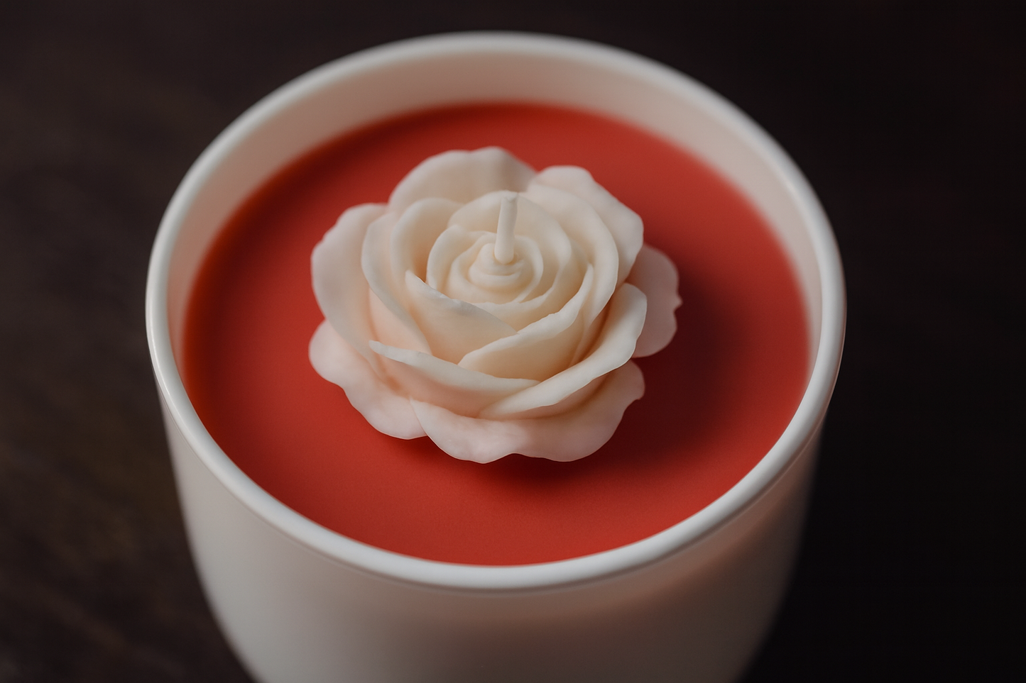 Handgemachte Sojawachs-Duftkerze „Melone-Cotton“ – 150g im Rosen-Design in Porzellan